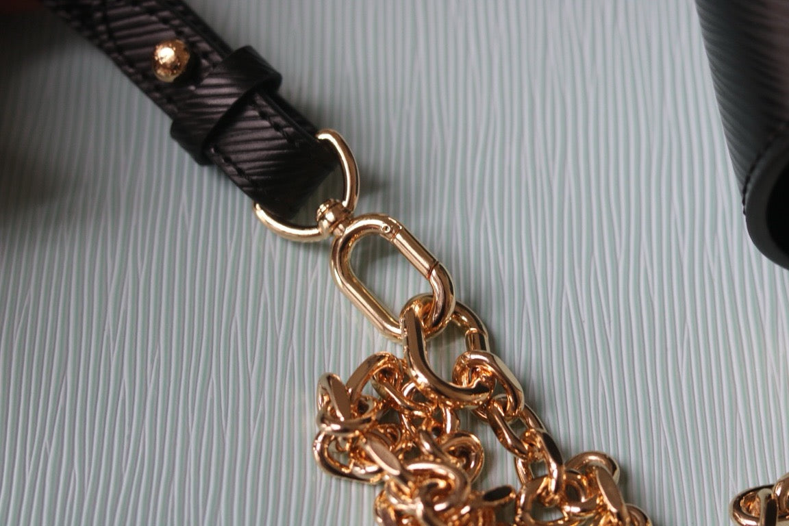 LB1165 Twist West Pochette / 7.5 x 4.1 x 2.6 inches