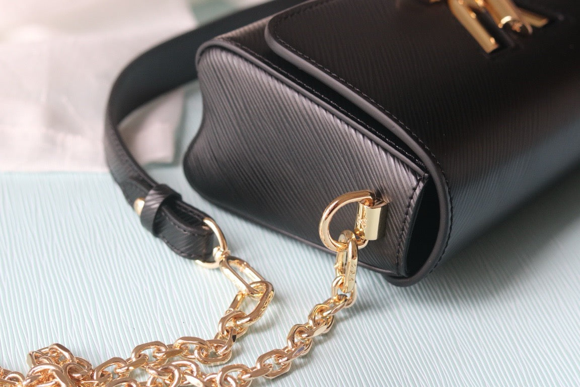 LB1165 Twist West Pochette / 7.5 x 4.1 x 2.6 inches