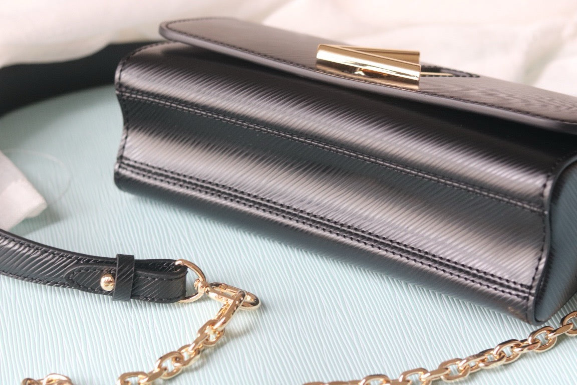 LB1165 Twist West Pochette / 7.5 x 4.1 x 2.6 inches