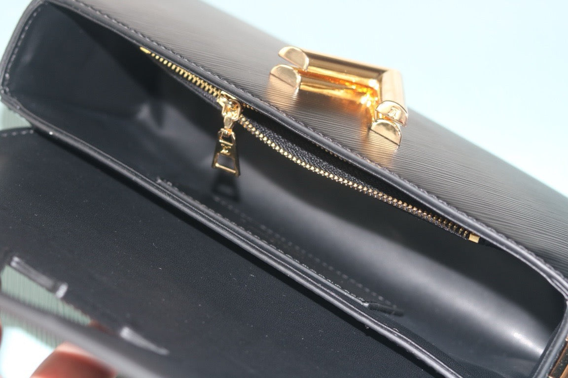 LB1165 Twist West Pochette / 7.5 x 4.1 x 2.6 inches