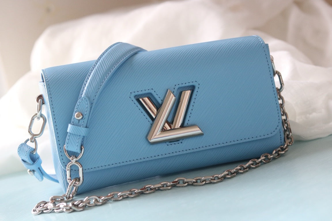LB1163 Twist West Pochette / 7.5 x 4.1 x 2.6 inches