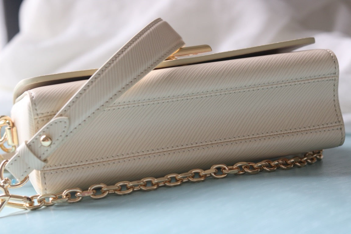 LB1163 Twist West Pochette / 7.5 x 4.1 x 2.6 inches