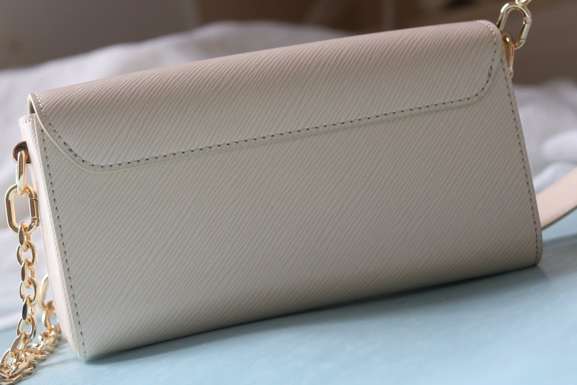 LB1163 Twist West Pochette / 7.5 x 4.1 x 2.6 inches