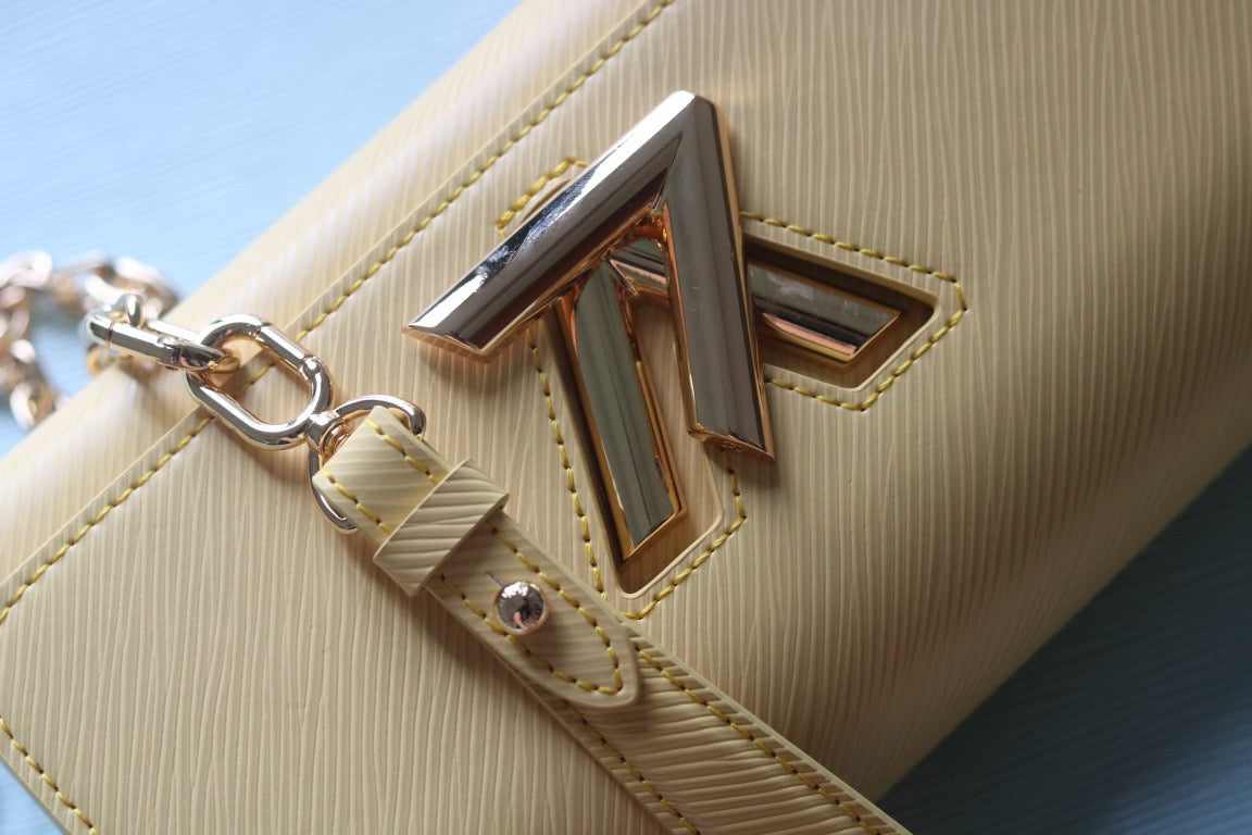 LB1162 Twist West Pochette / 7.5 x 4.1 x 2.6 inches