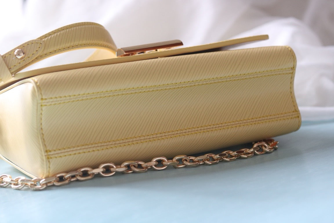 LB1162 Twist West Pochette / 7.5 x 4.1 x 2.6 inches