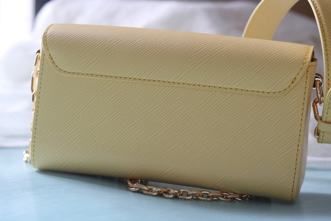 LB1162 Twist West Pochette / 7.5 x 4.1 x 2.6 inches