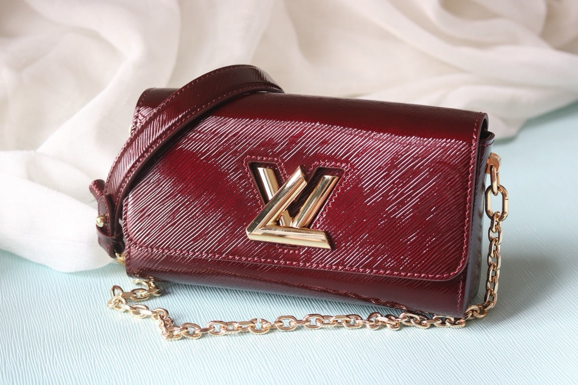 LB1163 Twist West Pochette / 7.5 x 4.1 x 2.6 inches