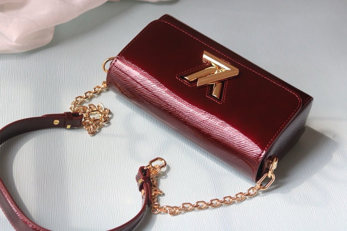 LB1161 Twist West Pochette / 7.5 x 4.1 x 2.6 inches
