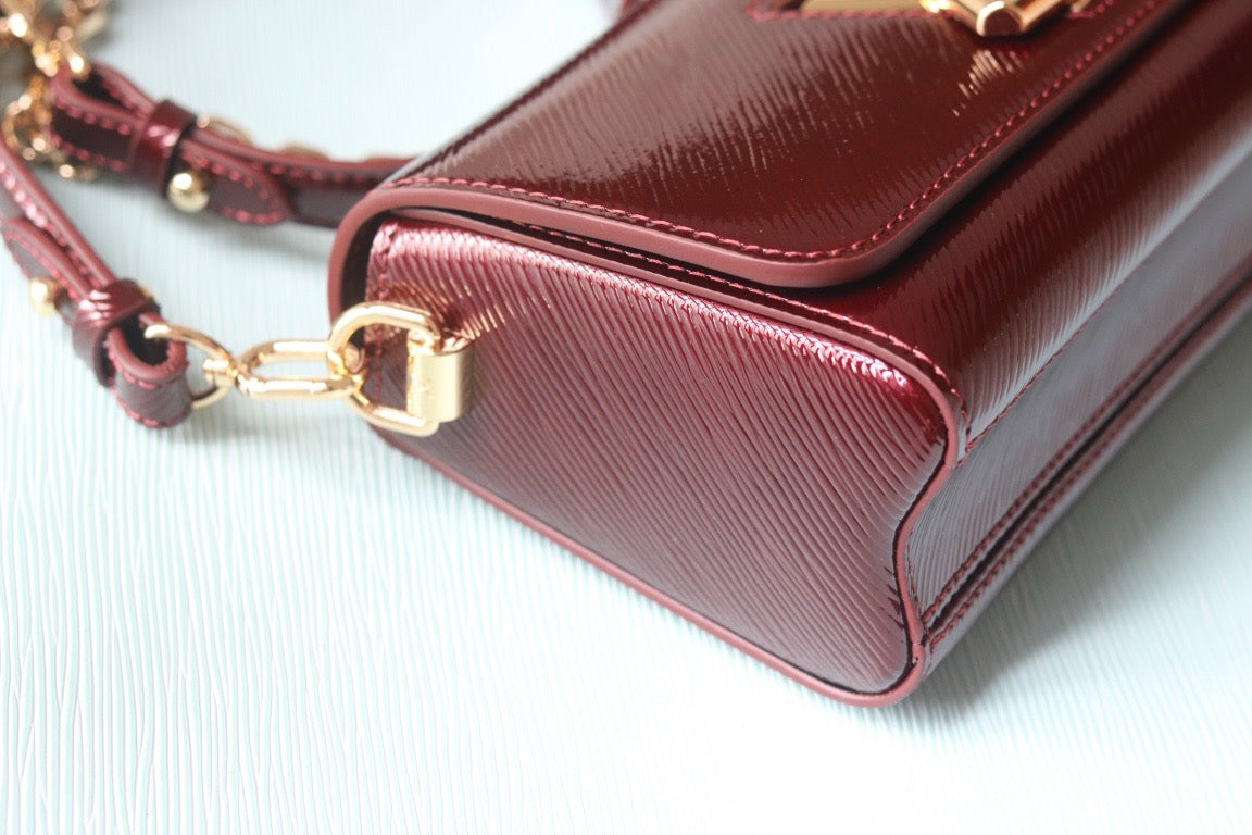 LB1161 Twist West Pochette / 7.5 x 4.1 x 2.6 inches