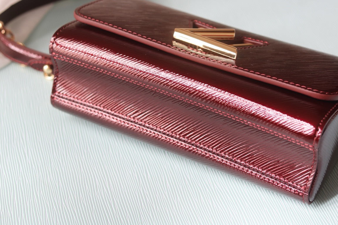 LB1161 Twist West Pochette / 7.5 x 4.1 x 2.6 inches