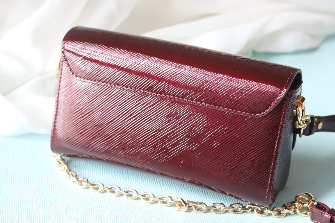 LB1161 Twist West Pochette / 7.5 x 4.1 x 2.6 inches