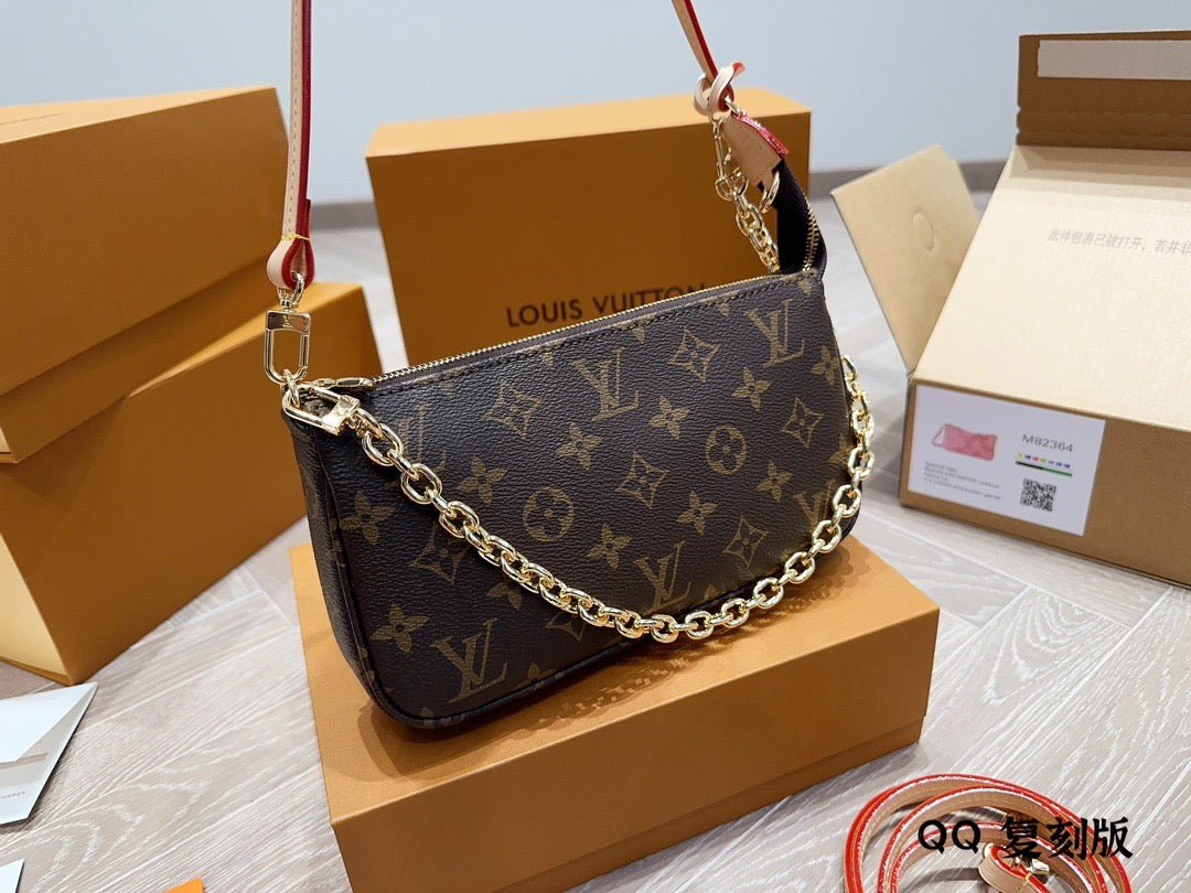 LB887 Pochette Accessoires / 9.3 x 5.3 x 1.6 inches