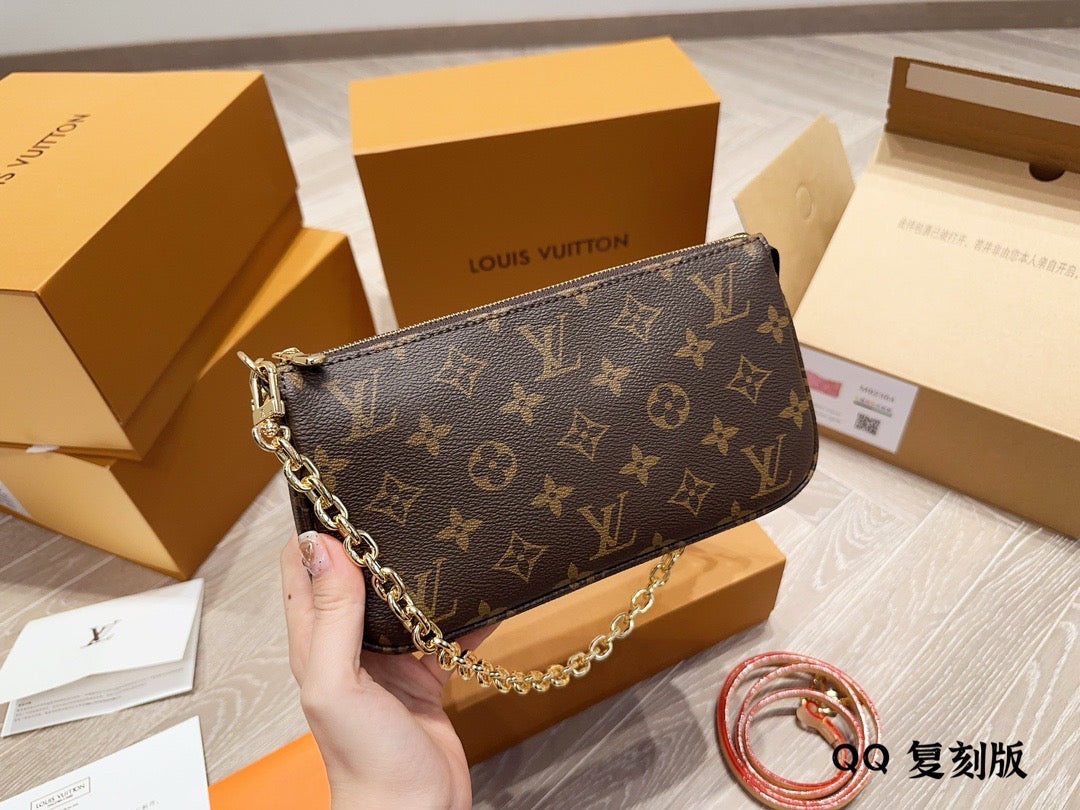 LB887 Pochette Accessoires / 9.3 x 5.3 x 1.6 inches