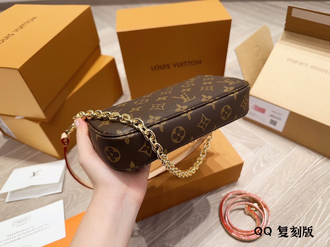 LB887 Pochette Accessoires / 9.3 x 5.3 x 1.6 inches