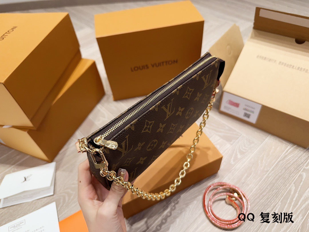 LB887 Pochette Accessoires / 9.3 x 5.3 x 1.6 inches