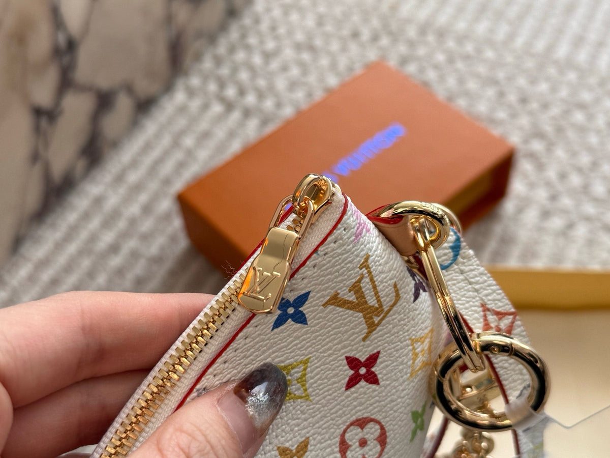 LB1183 LV x TM Key Pouch / 4.7 x 2.8 x 0.6 inches