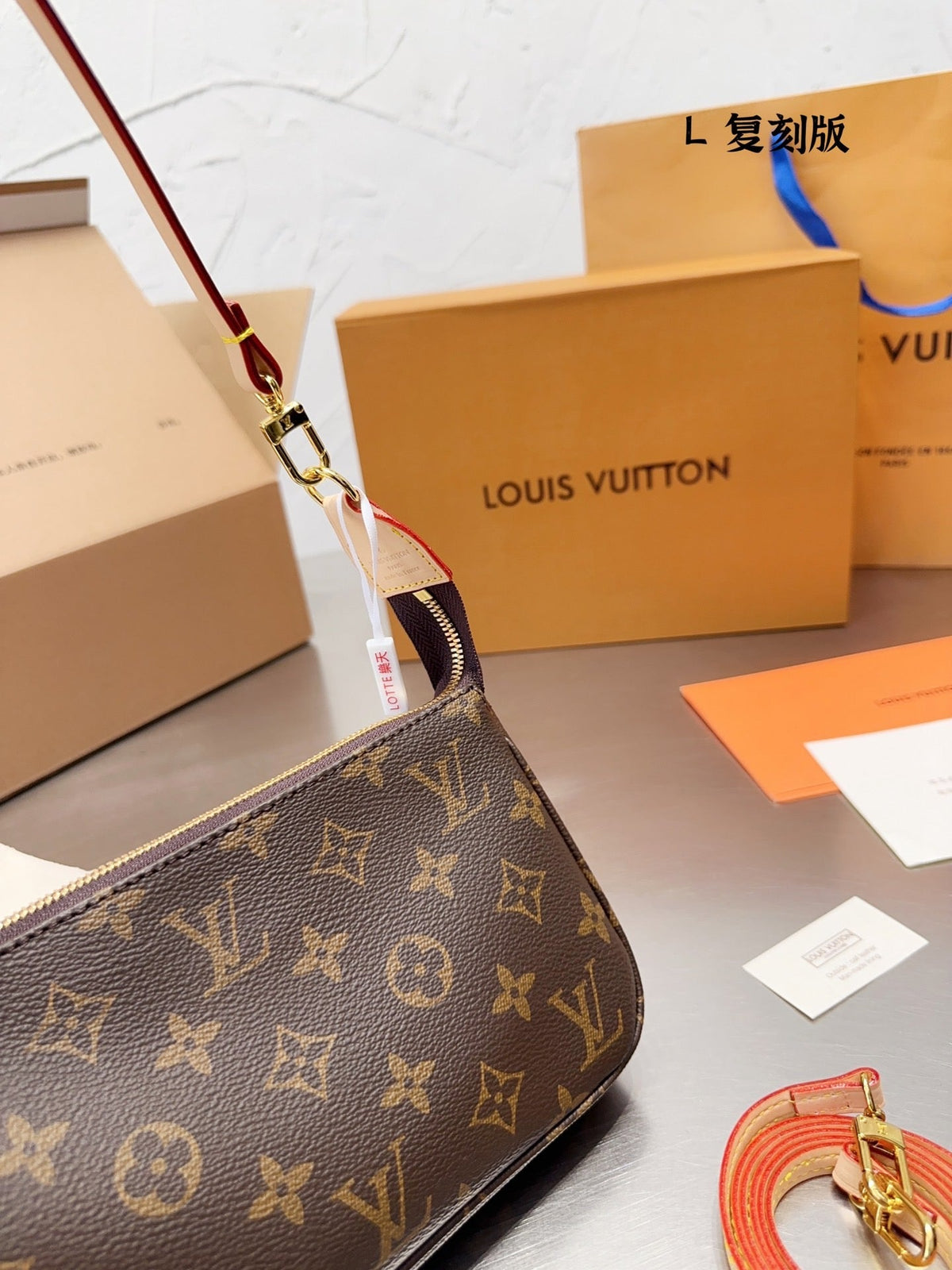LB837 Monogram Pochette / 9x5.1x1.2inch