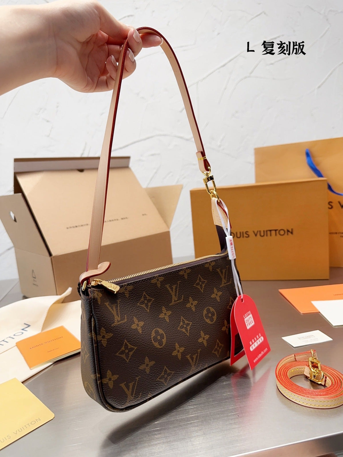 LB837 Monogram Pochette / 9x5.1x1.2inch