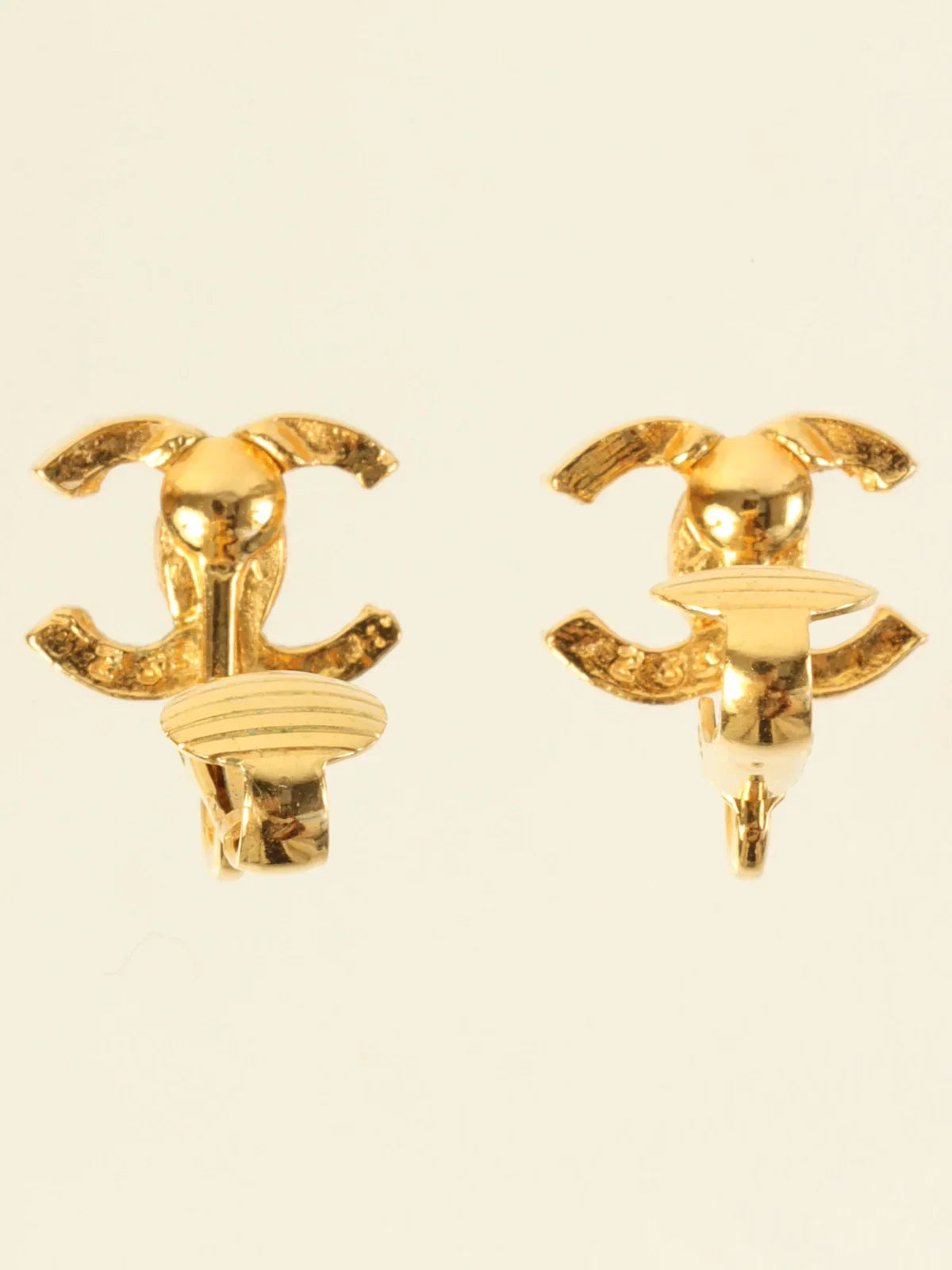 CHANEL Mini Cc Mark Plate Earrings Gold