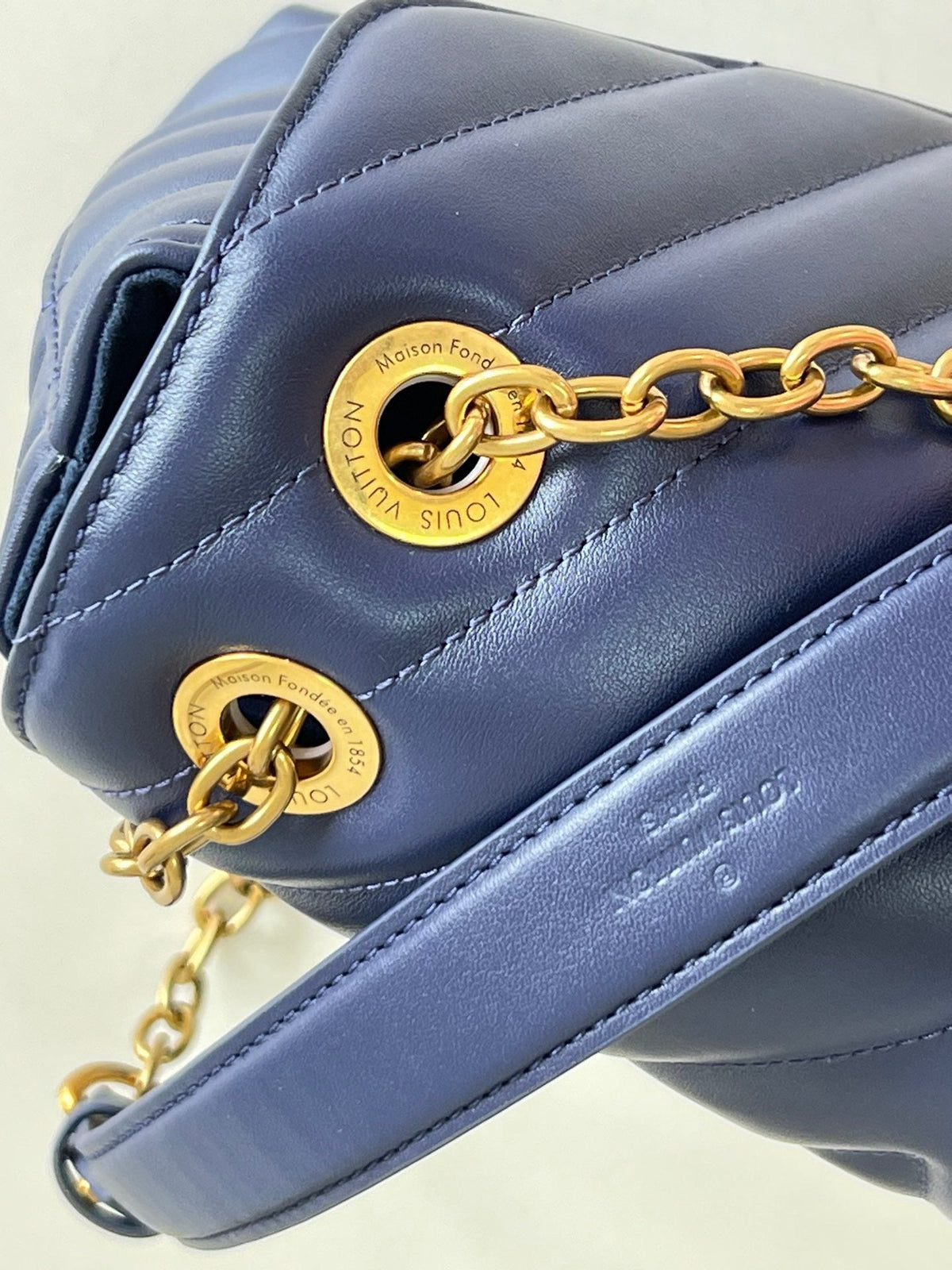 LB803 New Wave Chain Bag MM / HIGHEST QUALITY VERSION / 9.4 x 5.5 x 3.5 inches