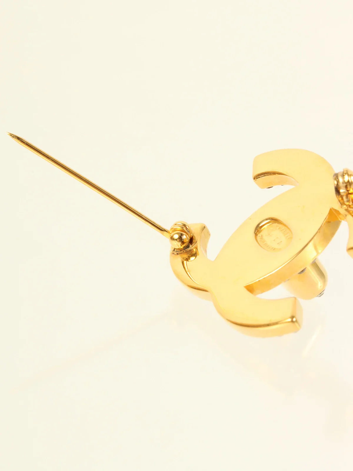CHANEL 1996 Made Rhinestone Turn-Lock Brooch Gold