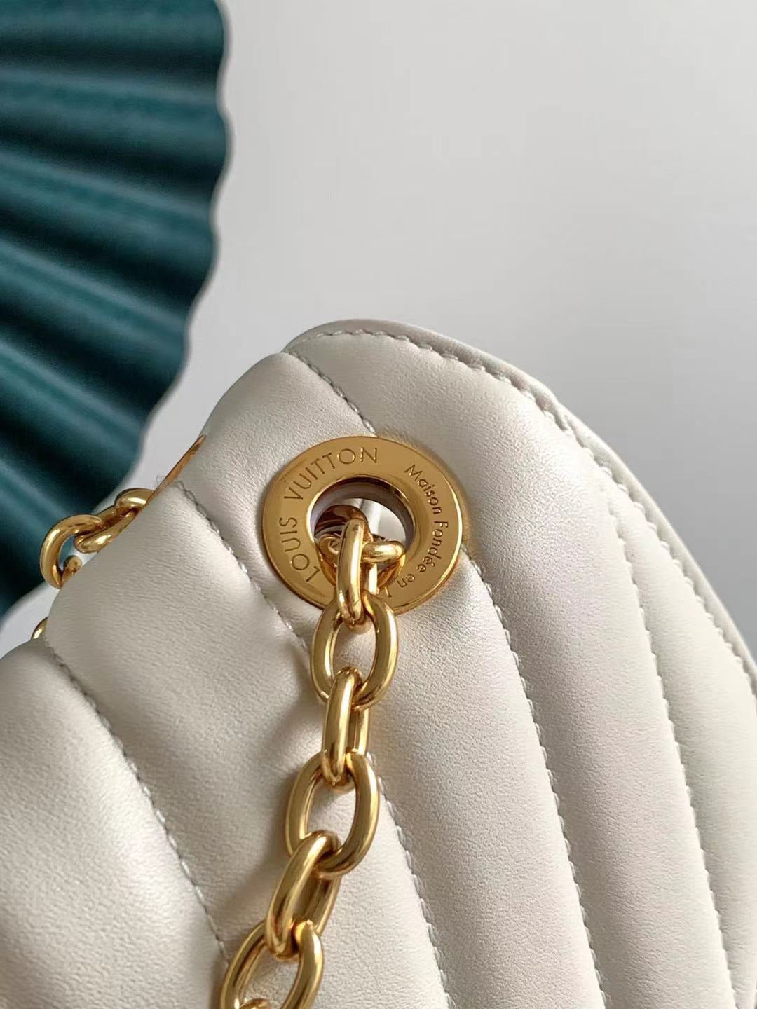 LB808 New Wave Chain Bag MM / HIGHEST QUALITY VERSION / 9.4 x 5.5 x 3.5 inches