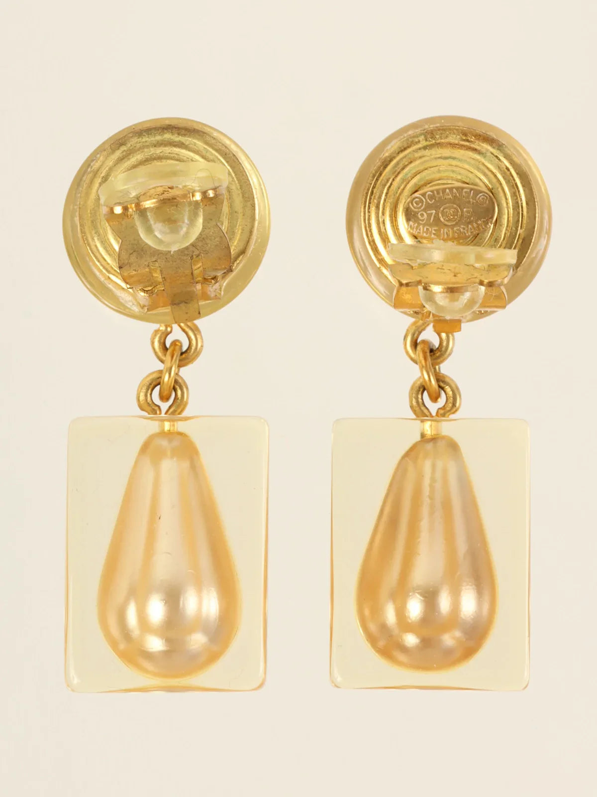 CHANEL 1997 Made Square Pearl Cc Mark Swing Earrings Clear/Gold