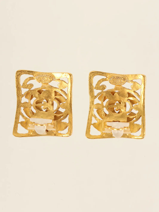 CHANEL 1995 Made Cutout Cc Mark Earrings Gold
