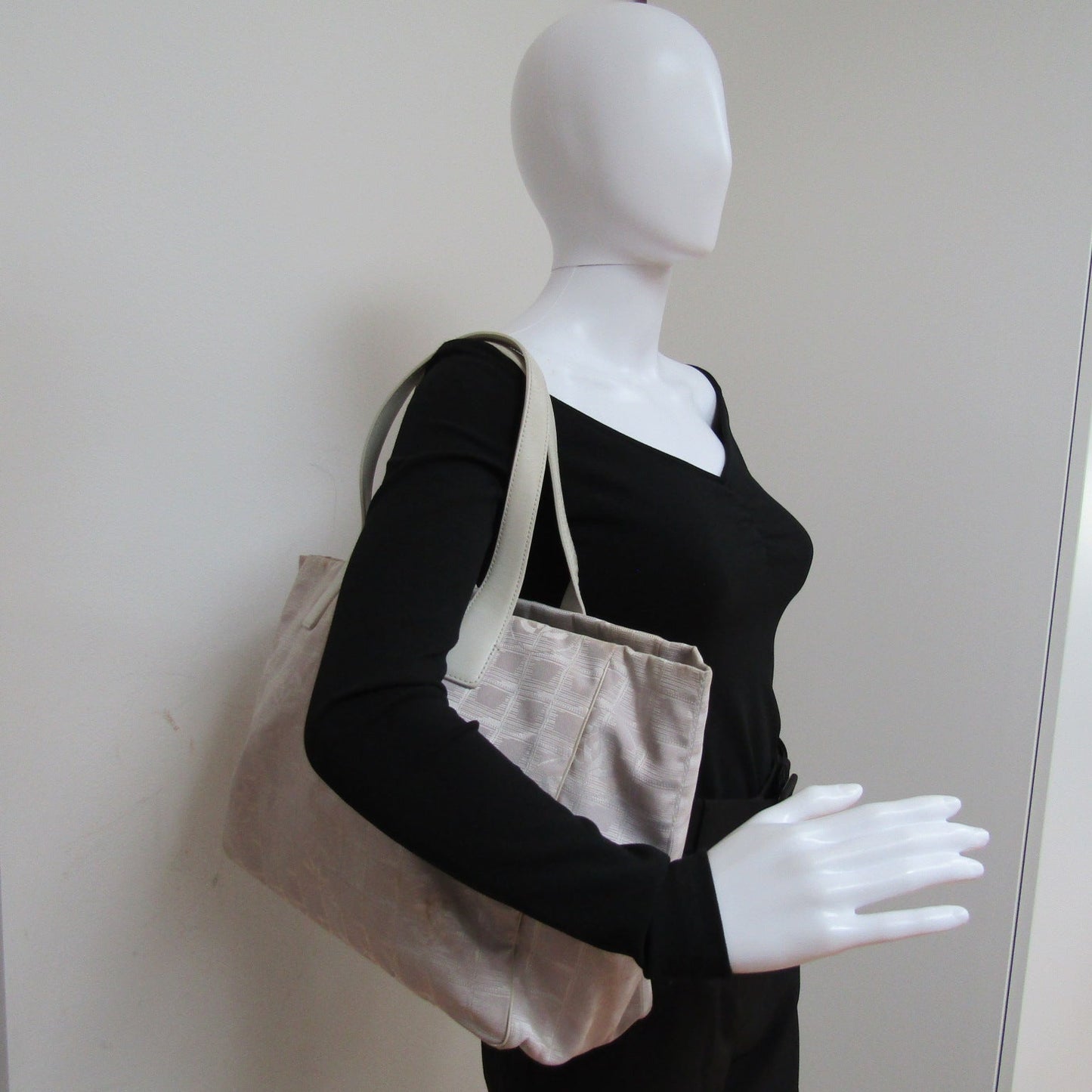 CHANEL Shoulder Bag in White Fabric
