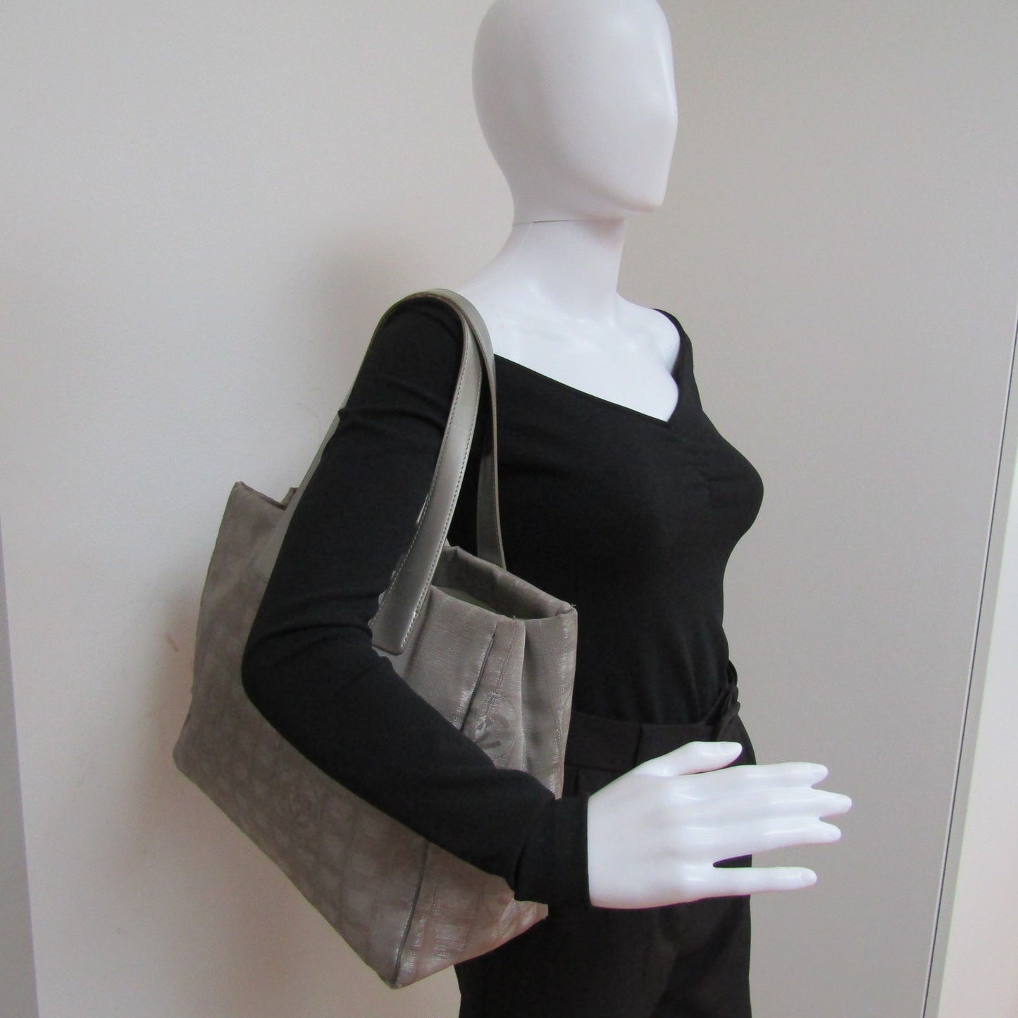CHANEL Shoulder Bag in Silver Fabric