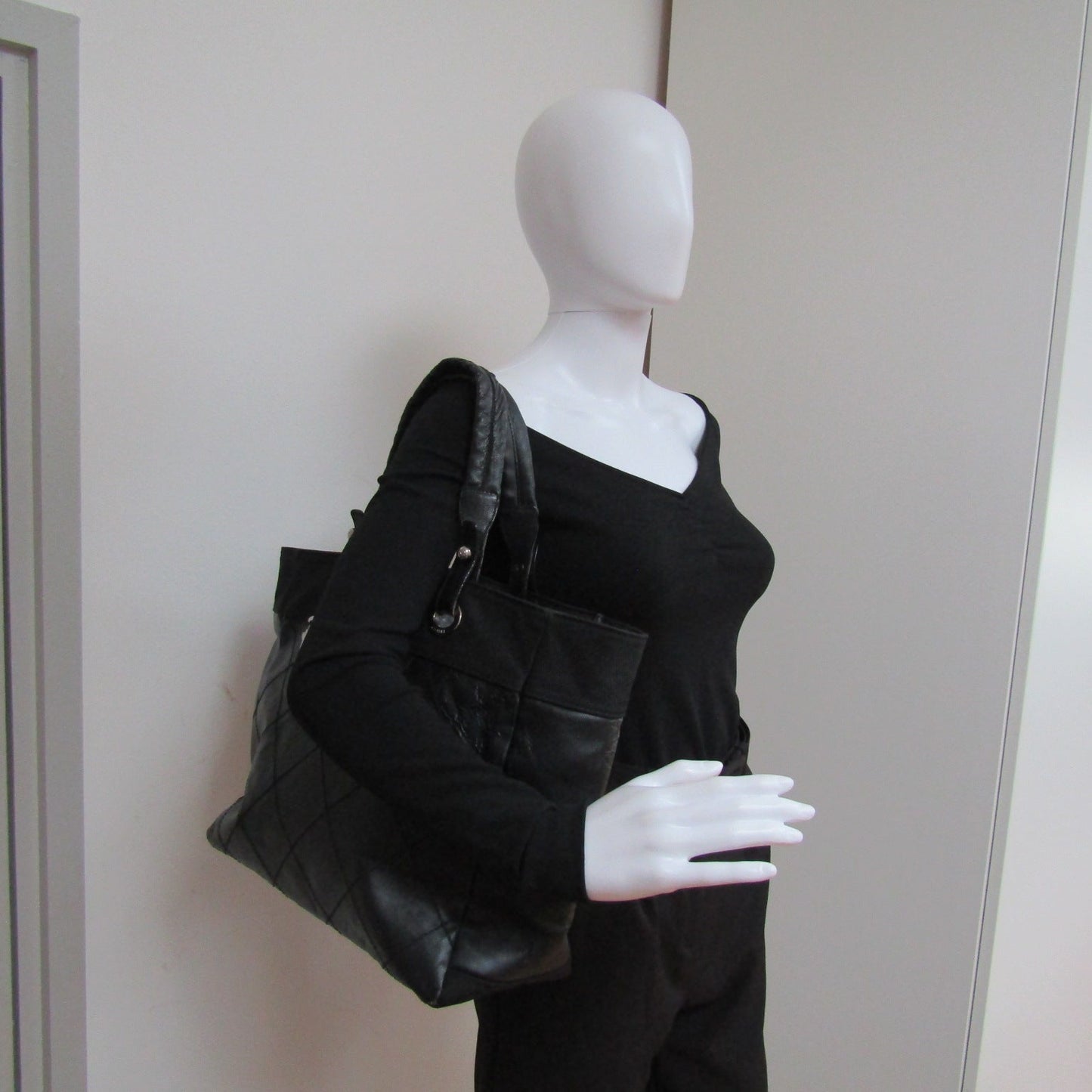 CHANEL Shoulder Bag in Black Fabric
