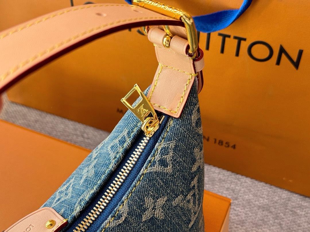 LB934 Hills Pochette / 7.3 x 4.3 x 2.6 inches