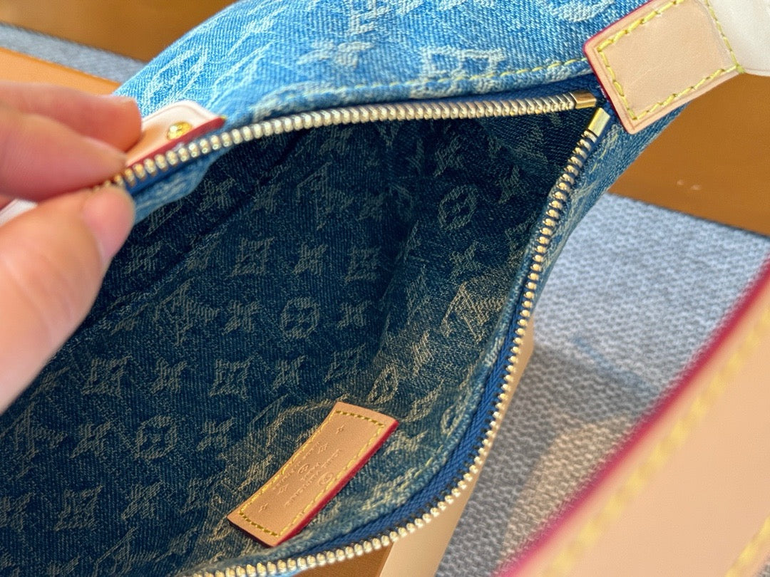 LB934 Hills Pochette / 7.3 x 4.3 x 2.6 inches