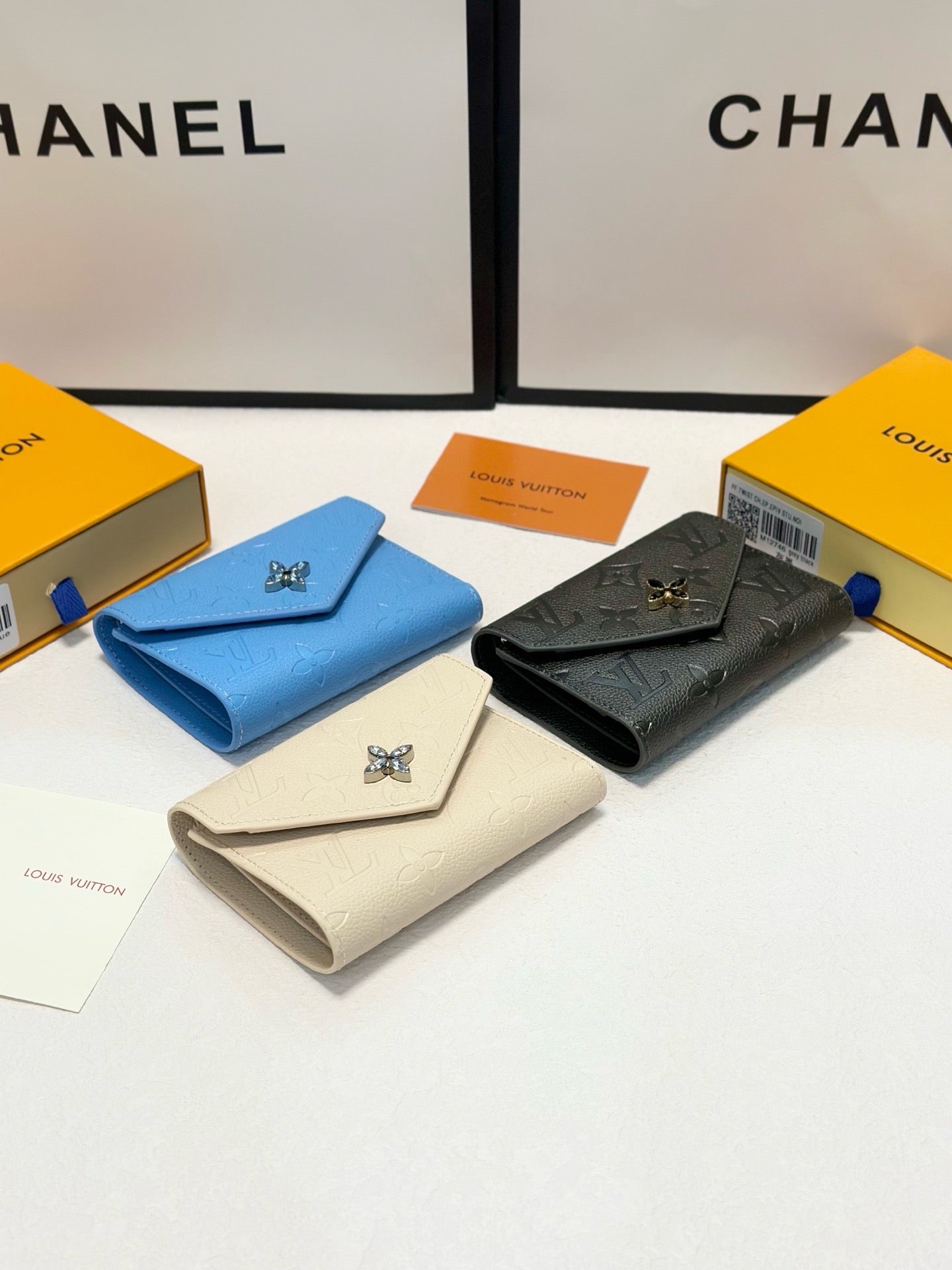 LB1194 Zoé Wallet / 3.7 x 3 x 1.2 inches