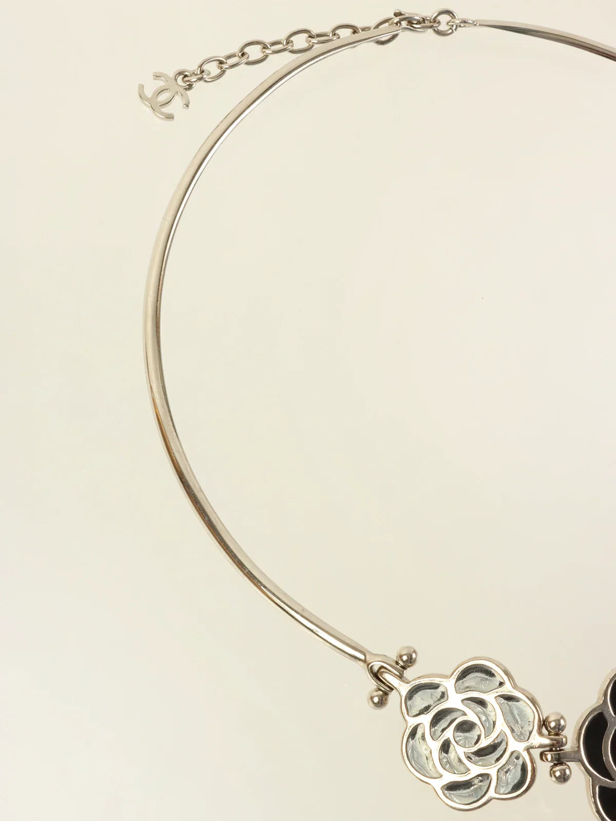 CHANEL 1998 Made Camellia Choker Silver/Black