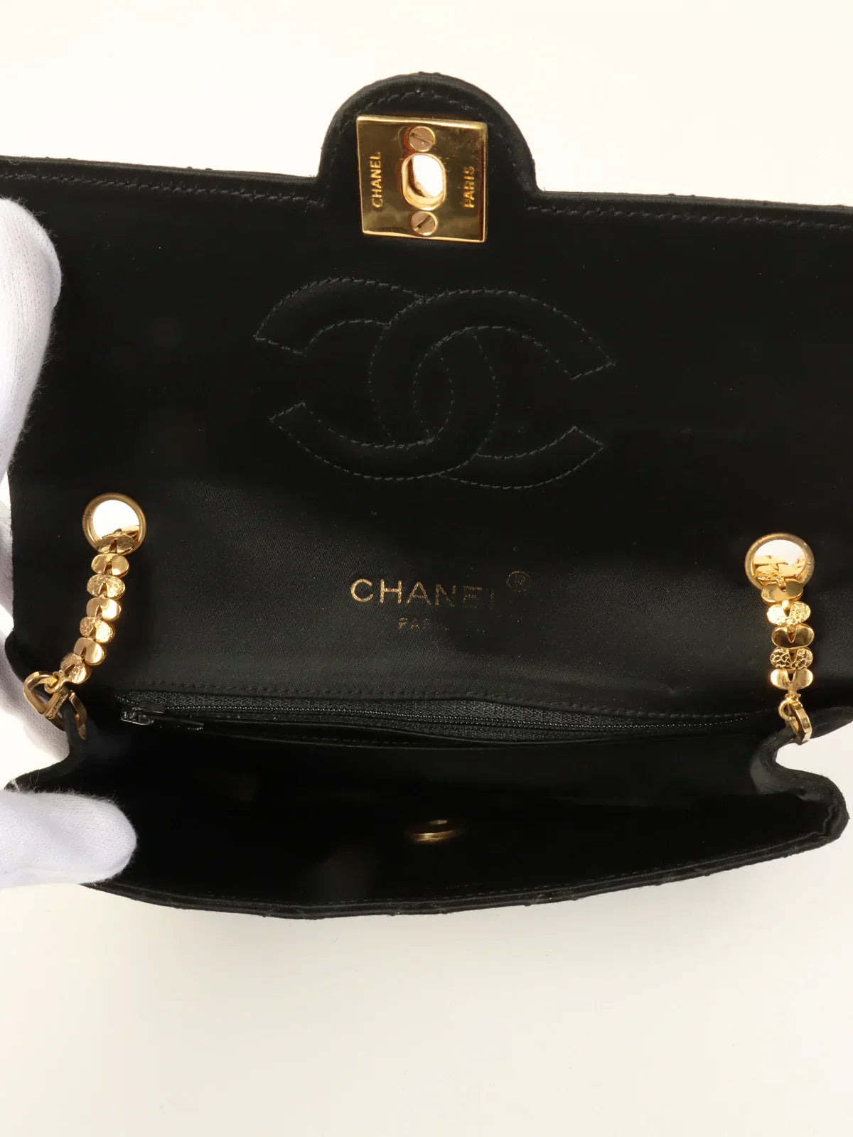 CHANEL Around 1985〜1990 Made Silk Satin Circle Turn-Lock Chain Bag Black