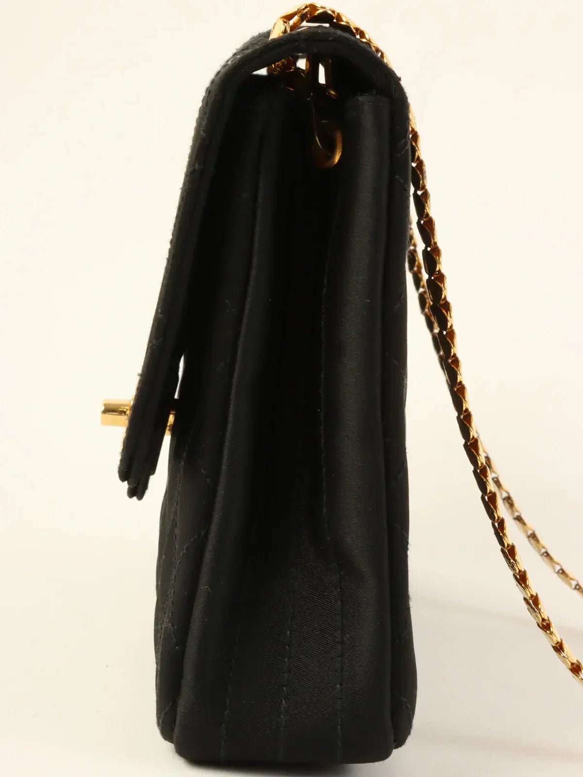 CHANEL Around 1985〜1990 Made Silk Satin Circle Turn-Lock Chain Bag Black