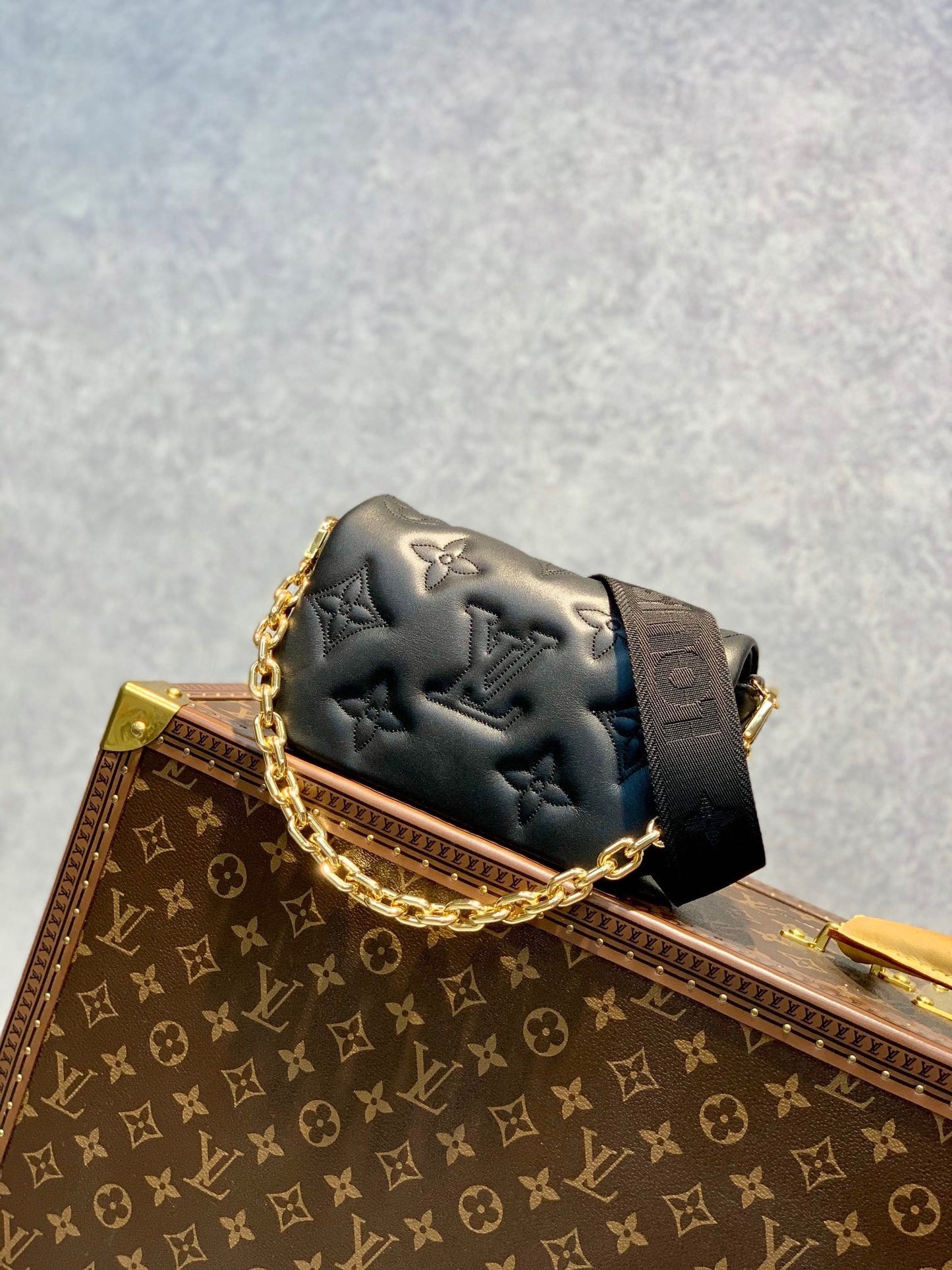 LB665 Wallet on Strap Bubblegram / HIGHEST QUALITY VERSION / 7.9 x 4.7 x 2.4 inches