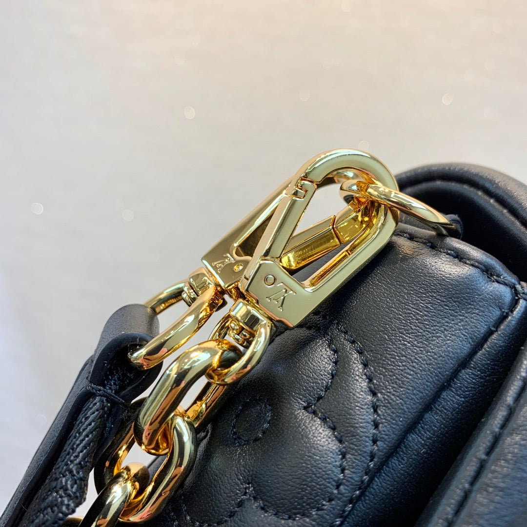 LB663 Wallet on Strap Bubblegram / HIGHEST QUALITY VERSION / 7.9 x 4.7 x 2.4 inches