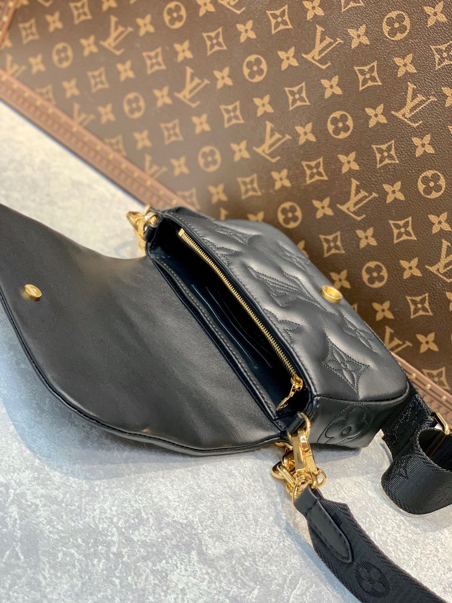 LB663 Wallet on Strap Bubblegram / HIGHEST QUALITY VERSION / 7.9 x 4.7 x 2.4 inches
