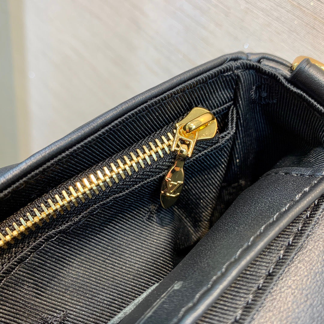 LB663 Wallet on Strap Bubblegram / HIGHEST QUALITY VERSION / 7.9 x 4.7 x 2.4 inches