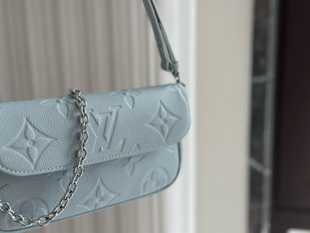LB1024 Wallet On Chain Ivy / 9.3 x 4.7 x 1.7 inches