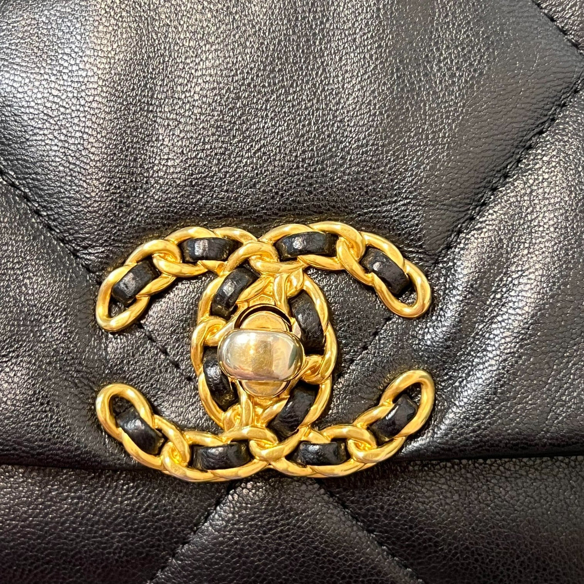 19 Flap Medium Lambskin Quilted Black MHW