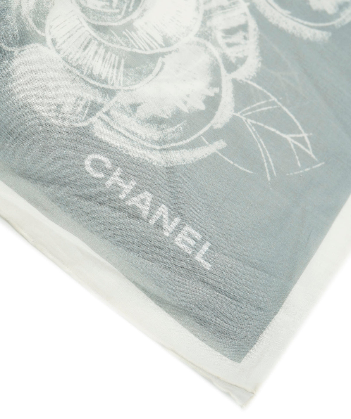 Chanel large scarf/Pareo with its pouch, grey with white camelias DBXS3512