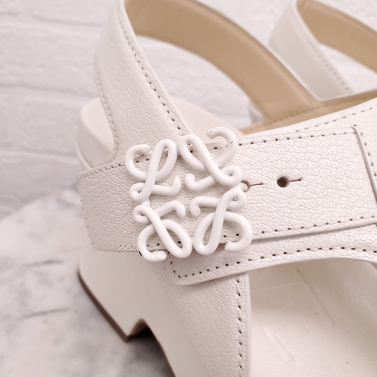 LOEWE WHITE LEATHER ANAGRAM SANDALS - SIZE 38