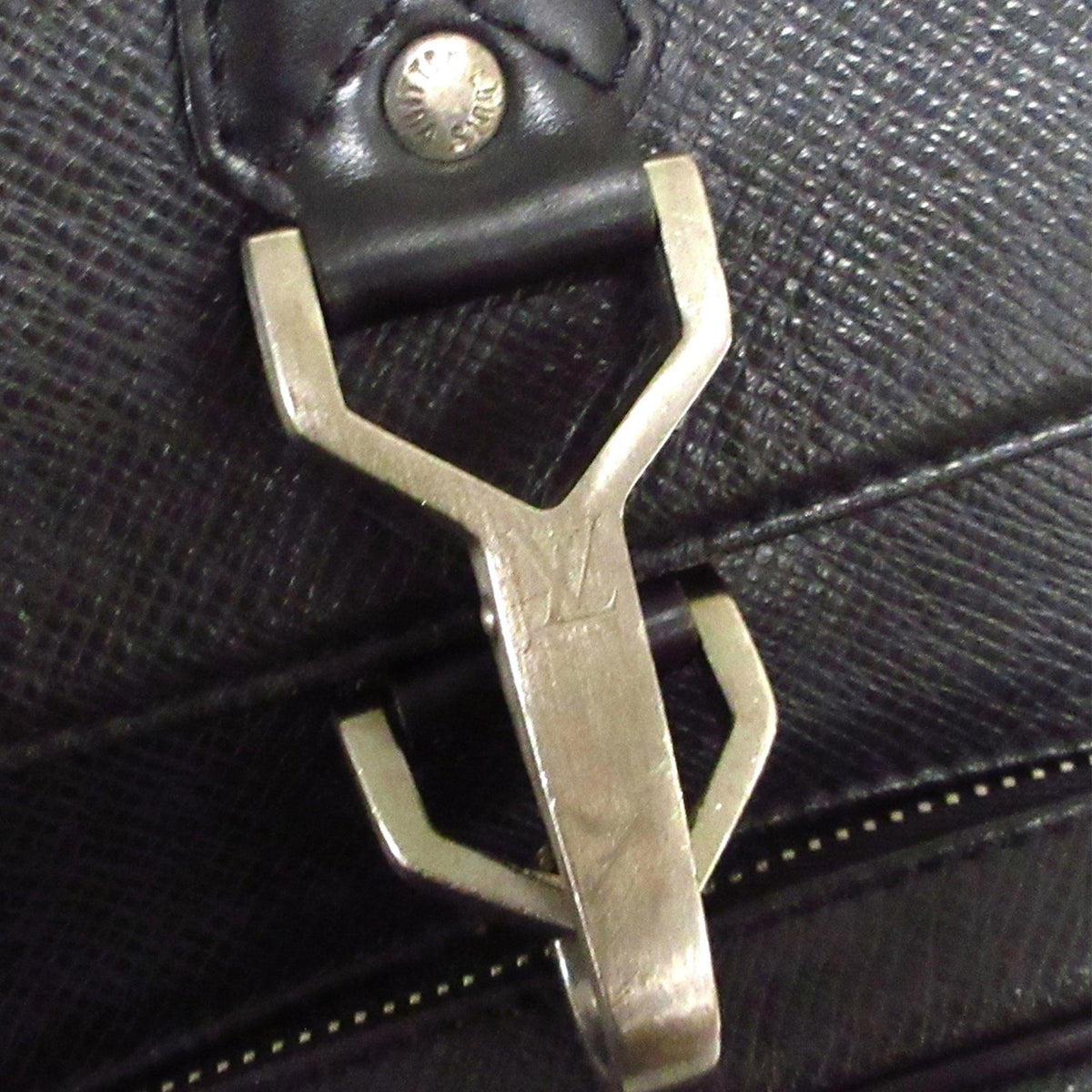 Louis Vuitton Taiga Cassiar (SHG-phAHbC)