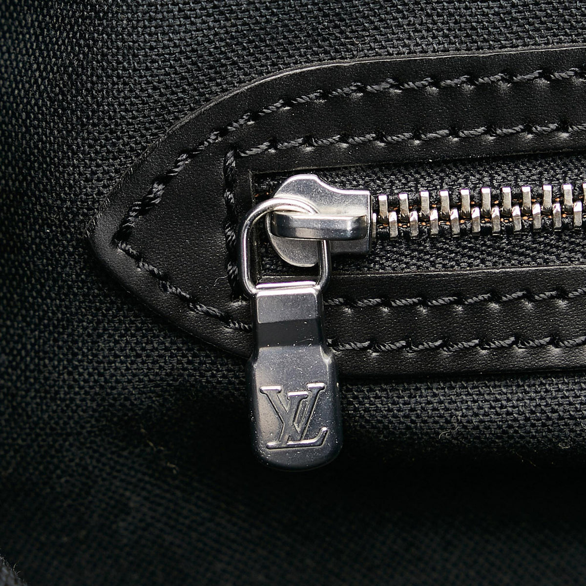 Louis Vuitton Taiga Dersou (SHG-37855)
