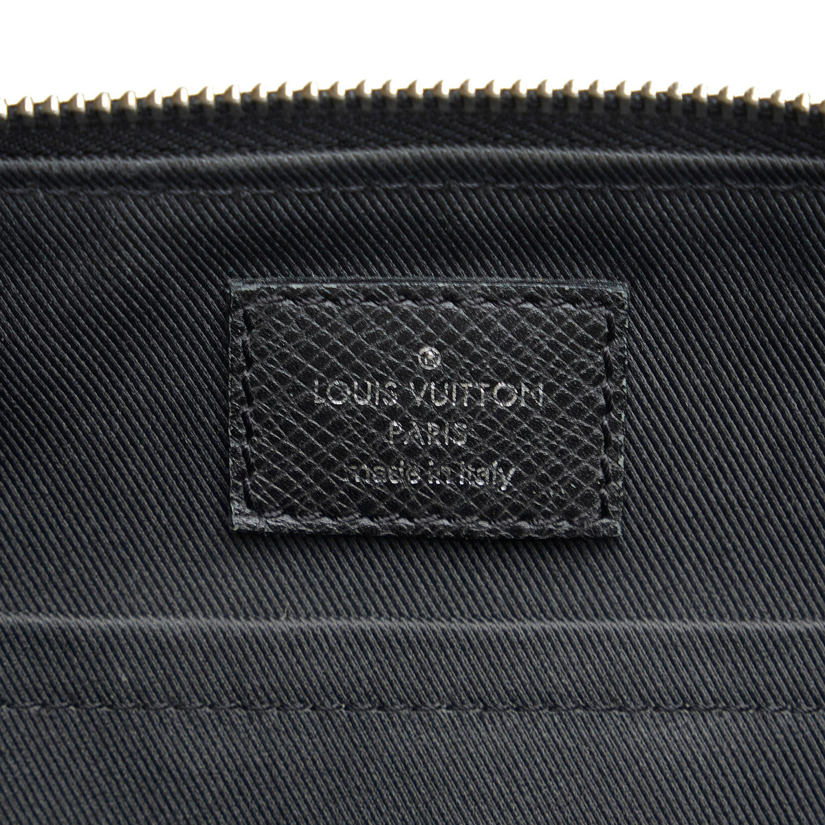 Louis Vuitton Taiga Grigori Pochette (SHG-IVvLdx)