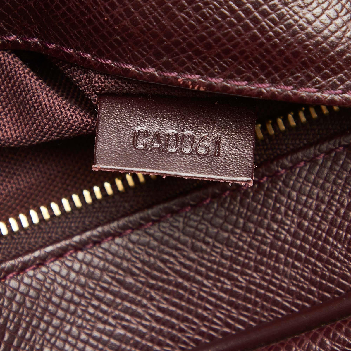 Louis Vuitton Taiga Kaluga Clutch Bag (SHG-sVihe4)