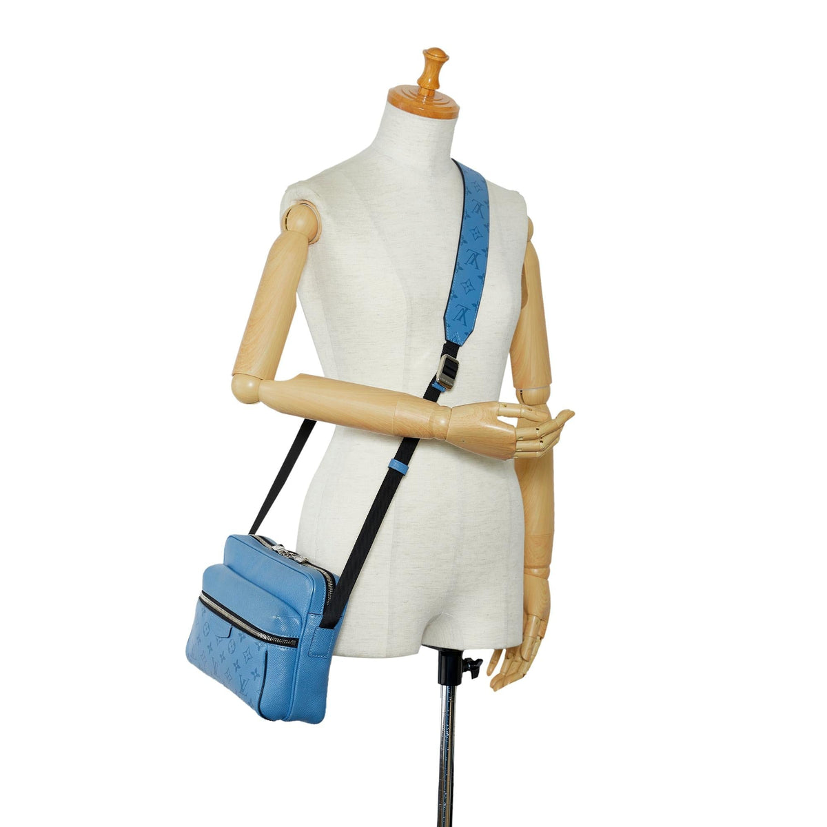 Louis Vuitton Taigarama Outdoor Messenger (SHG-T4M96L)